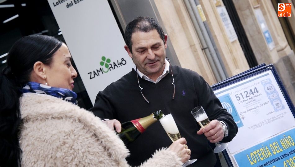 Celebración por el segundo premio de la Lotería de Navidad en la administración de la calle Zamora 48 / Foto de Alejandro López