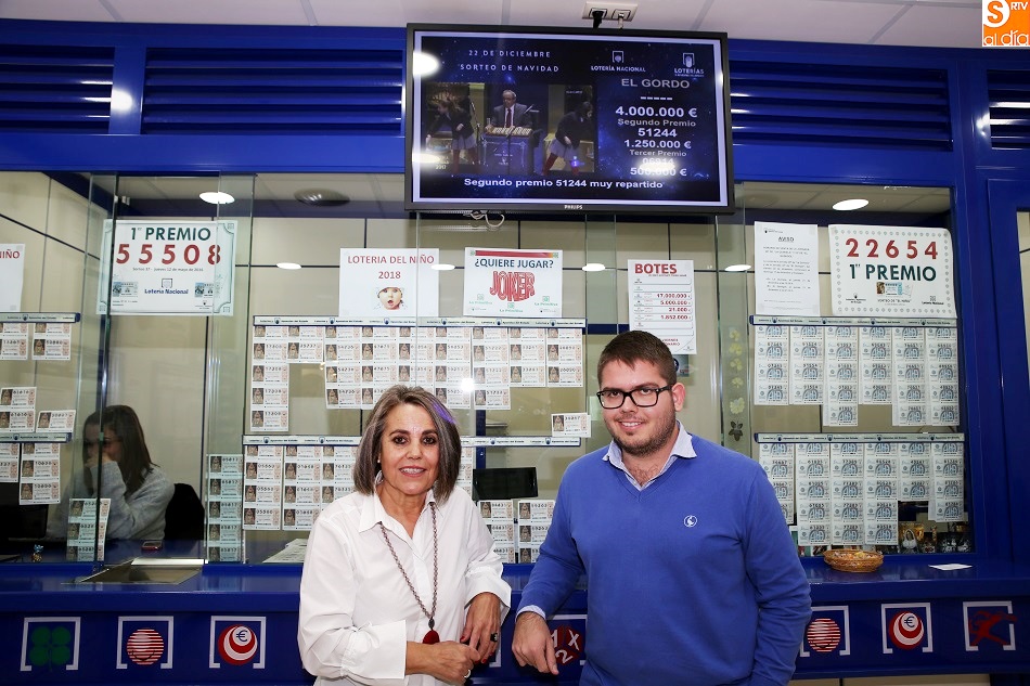Palmira González, lotera de Vialia, junto a su hijo Alvaro García / Foto de Alberto Martín