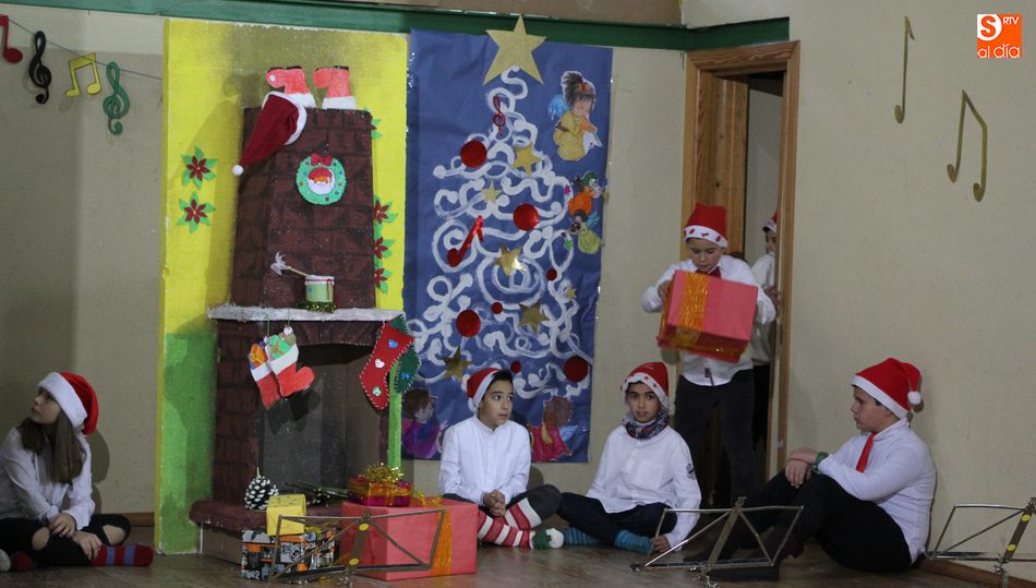 Los mayores del CEIP Manuel Moreno Blanco haciendo una representación alusiva a estas fechas