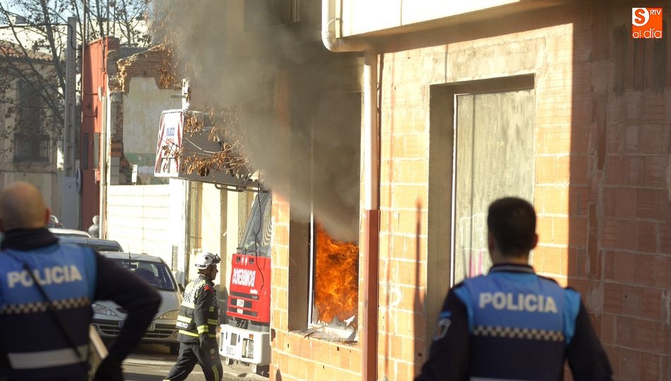 Las asistencias intentan sofocar las llamas que salen del local. Fotos: Adrián Martín