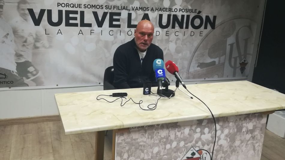 El técnico catalán, durante la rueda de prensa. Foto: CF Salmantino UDS