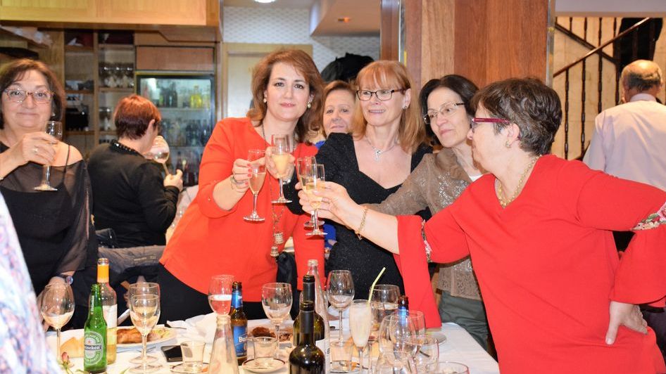 Varias estudiantes brindan durante la celebración.