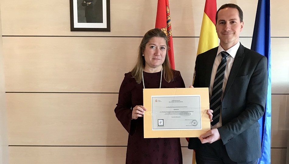 La directora provincial del INSS, junto al responsable de calidad de la Dirección Provincial.