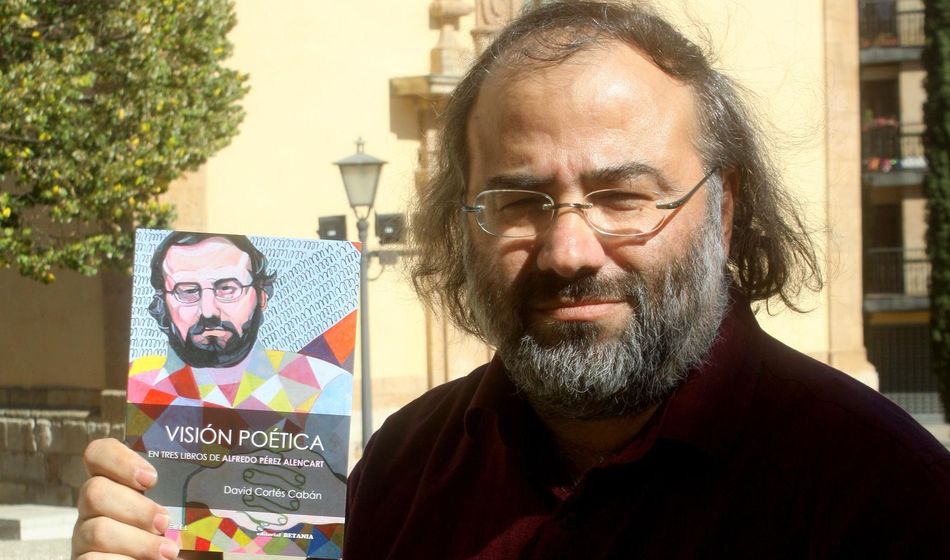 Alfredo Pérez Alencart con el libro (Foto de José Amador Martín)