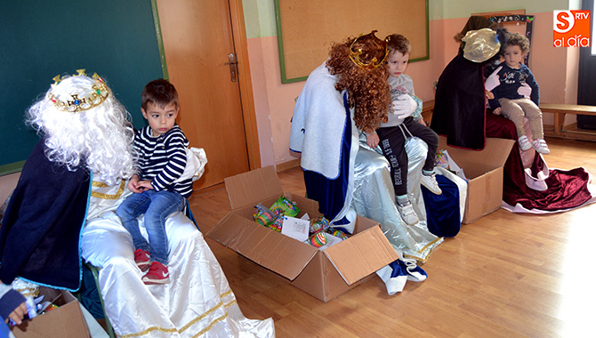 Los Reyes Magos visitaban el CEIP Miguel de Unamuno para felicitar la Navidad a sus alumnos