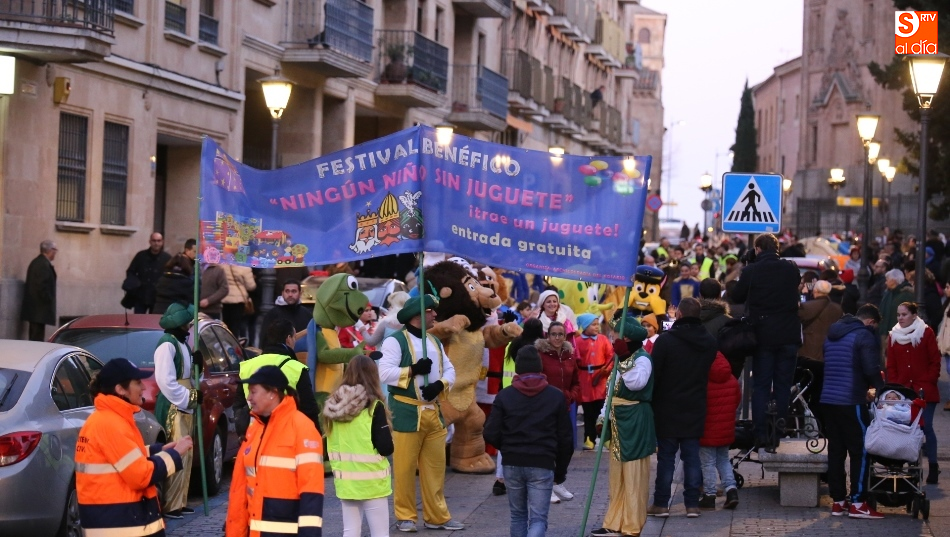 Salida del desfile solidario en la calle Rosario / Foto de Alberto Martín