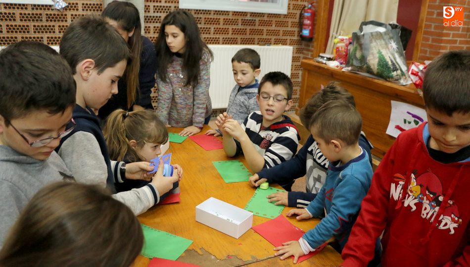 Los niños elaboraron  unas galletas con masa y decoradas con Lacasitos para que Papa Noel reponga fuerzas tras su llegada