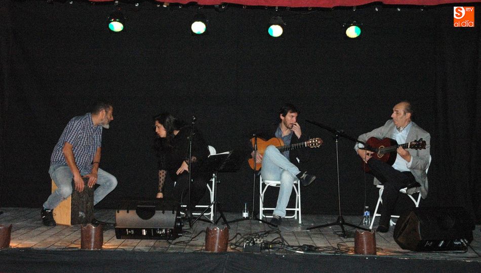 Los vecinos de Villaseco de los Reyes pudieron disfrutar de los villancicos mas populares con un aire flamenco