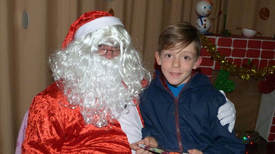 Los niños fueron recibiendo los regalos de manos de Papá Noel