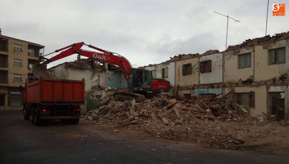 Obras de derribo de la antigua casa de los maestros