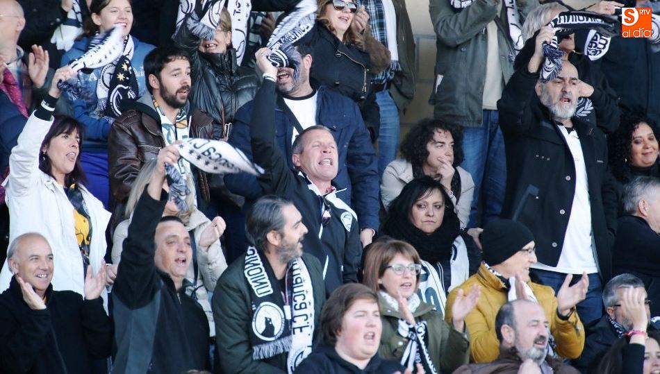 Los aficionados de Unionistas, en un partido en Las Pistas