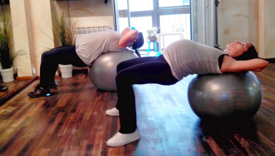 Dos embarazadas realizan un ejercicio