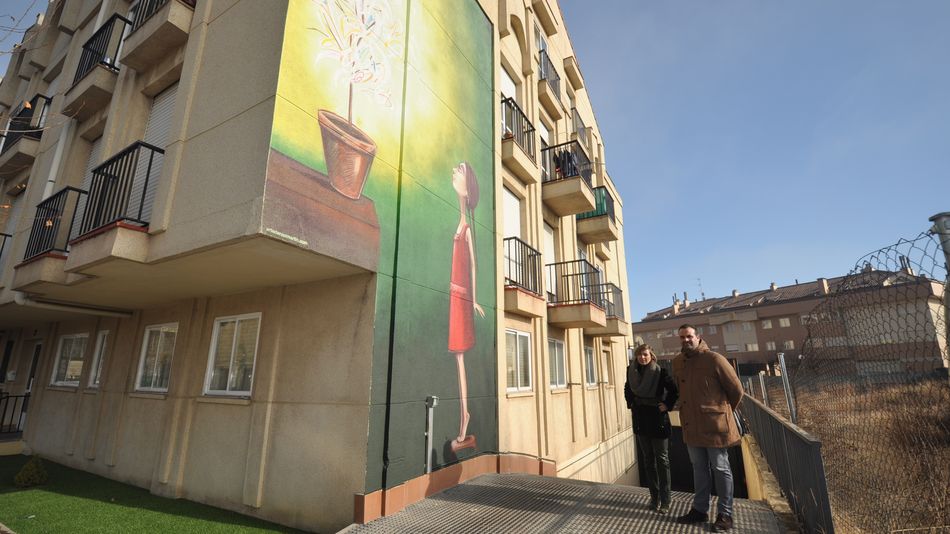 Marta Labrador y David Mingo, concejal y alcalde de Santa Marta, junto al tercer mural de esta municipio