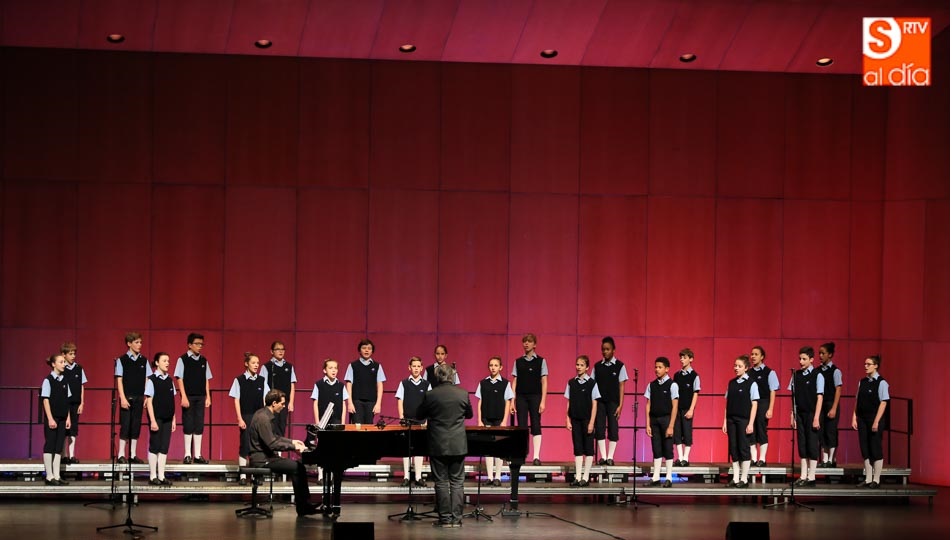 Un momento de la actuación de Los Niños del Coro