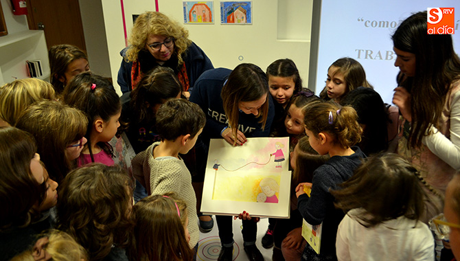 Elena Mesonero protagonizaba esta mañana una original animación para niños en la sala infantil de la biblioteca