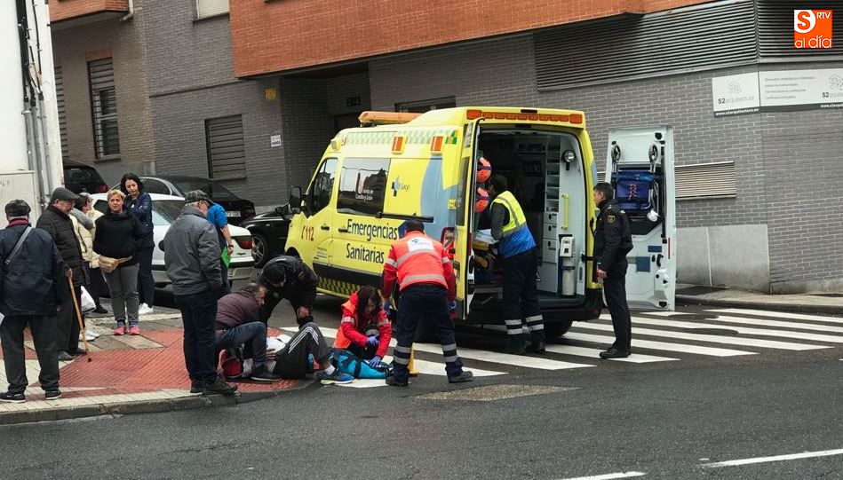 Peatón atendido por efectivos del Sacyl, antes de su traslado en ambulancia / Foto de Ángel Merino