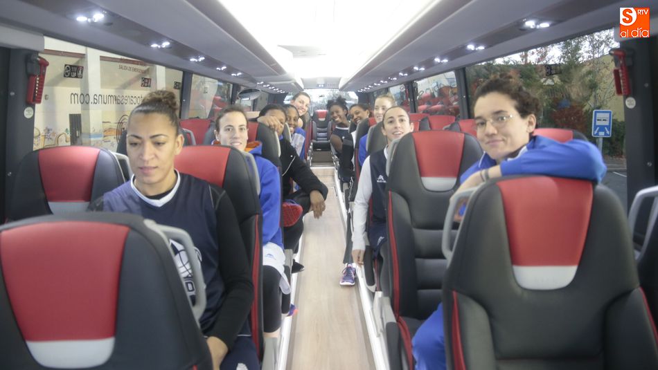 Las jugadoras no se resistieron a conocer de primera mano el interior. Fotos: Alejandro López
