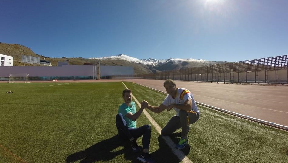 Álvaro de Arriba, con su entrenador, Juan Carlos Fuentes, en la concentración en Sierra Nevada.
