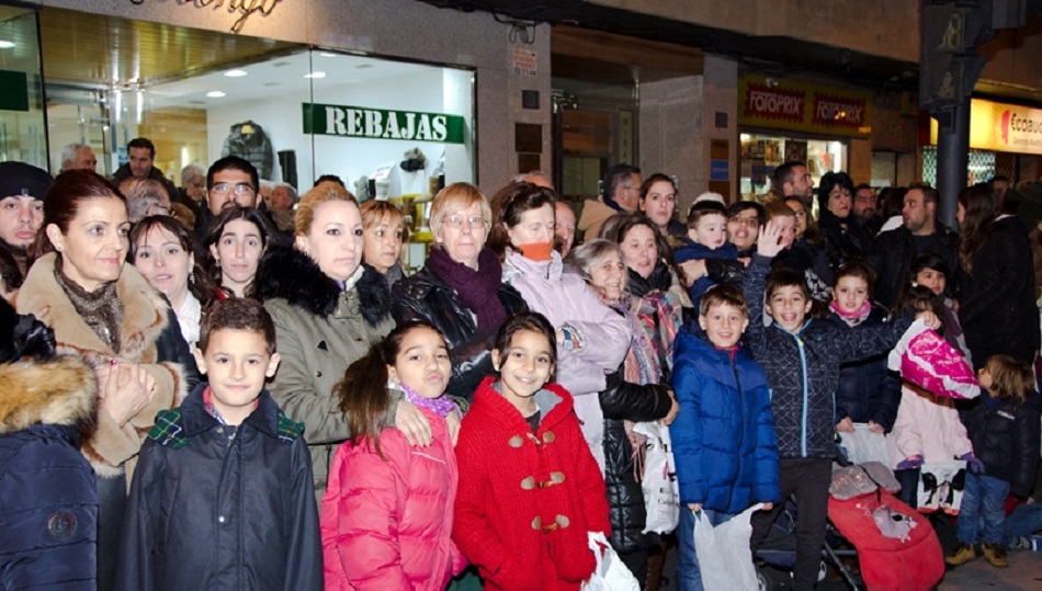 Pequeños, y no tan pequeños, esperan a los Reyes en la cabalgata del año pasado.