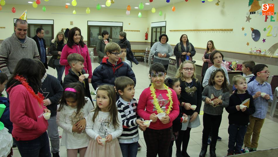 Alrededor de una veintena de niños comieron los 12 gusanitos al ritmo de las campanadas
