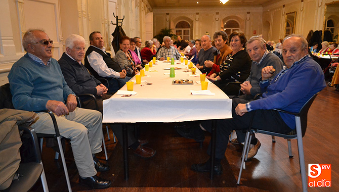 Decenas de mayores se reunían en el Centro Social para festejar la Navidad