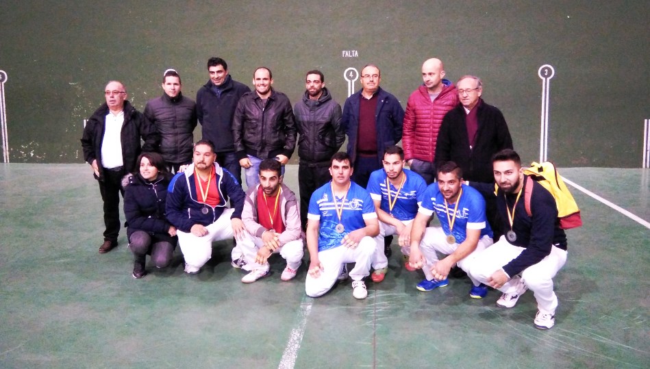 Foto de familia de los participantes en el frontón de Calvarrasa de Abajo