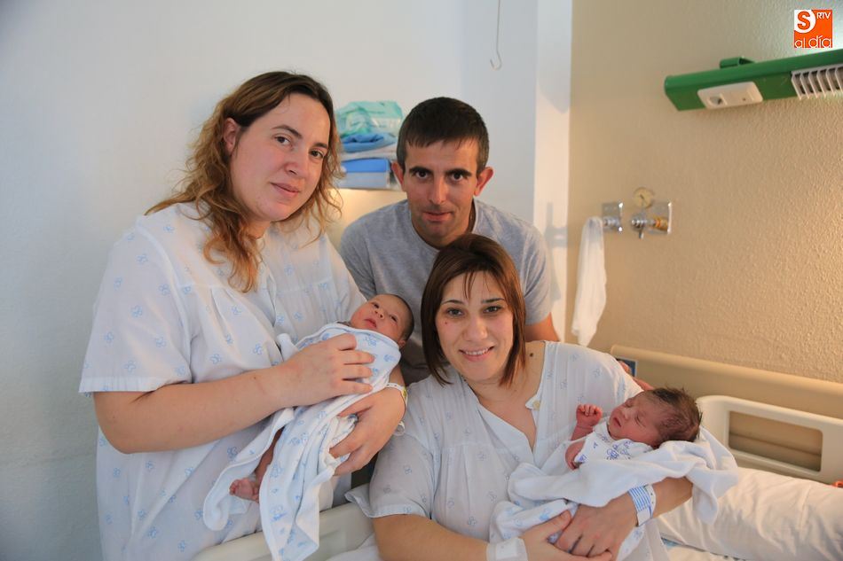 Diego, con su mamá Mari Carmen y Daniela, con Raúl y Teresa. Fotos: Alberto Martín