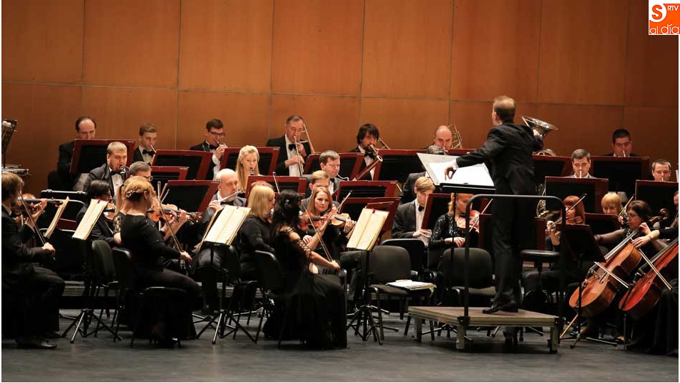 Un momento de la actuación de la Strauss Festival Orchestra en el CAEM