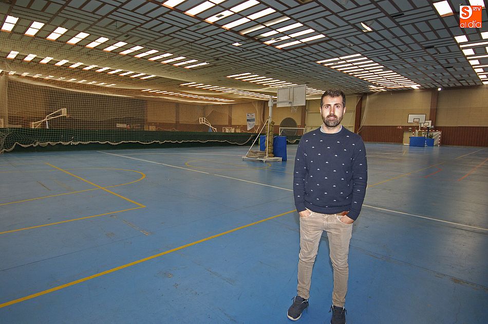 Alberto Hernández, gerente de Indoor en unas de las canchas deportivas/Foto:Adrián Martín