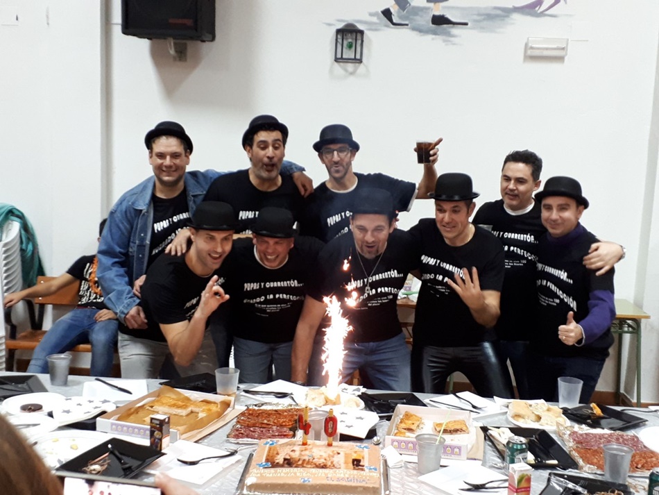 Los Pupas, ataviados con el bombín de Joaquín Sabina