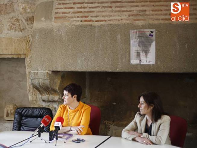 Luisa Velasco, izda., durante la presentación de su libro Violencia de género: rompe tu silencio’ . Fotos: Alejandro López