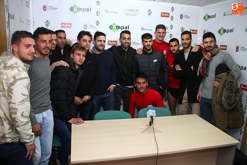 Todo el equipo arropó a Antonio Pino en su despedida