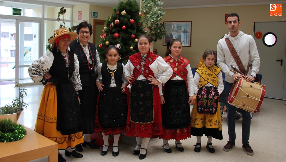 El grupo de charras y de sevillanas, hicieron pasar un buen rato a los residentes