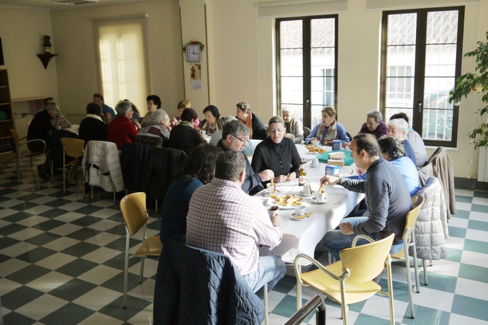 Un momento del encuentro y degustando el chocolate con churros
