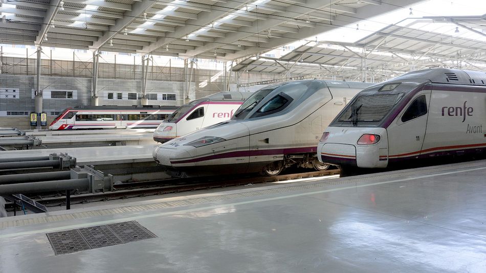 Imagen de una estación de Renfe con trenes de alta velocidad.