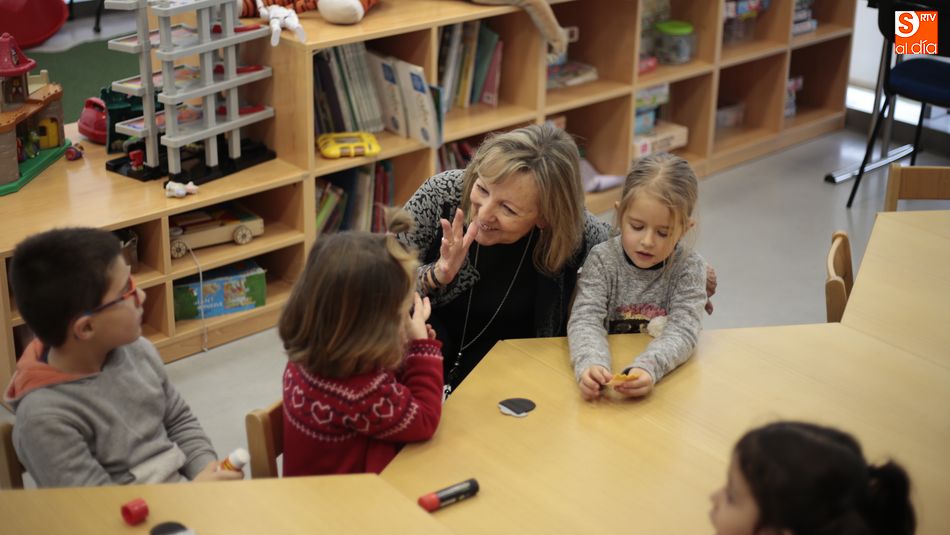 Cristina Klimowitz comparte experiencias con los niños que están en la ludoteca. Fotos: Alejandro López