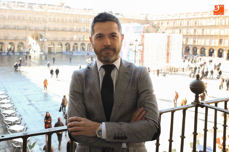 Julio López en su despacho del Ayuntamiento de Salamanca / Fotos: Alberto Martín