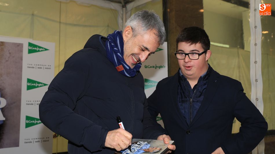 Sergio Dalma firma el disco a uno de sus seguidores. Foto: Alberto Martín