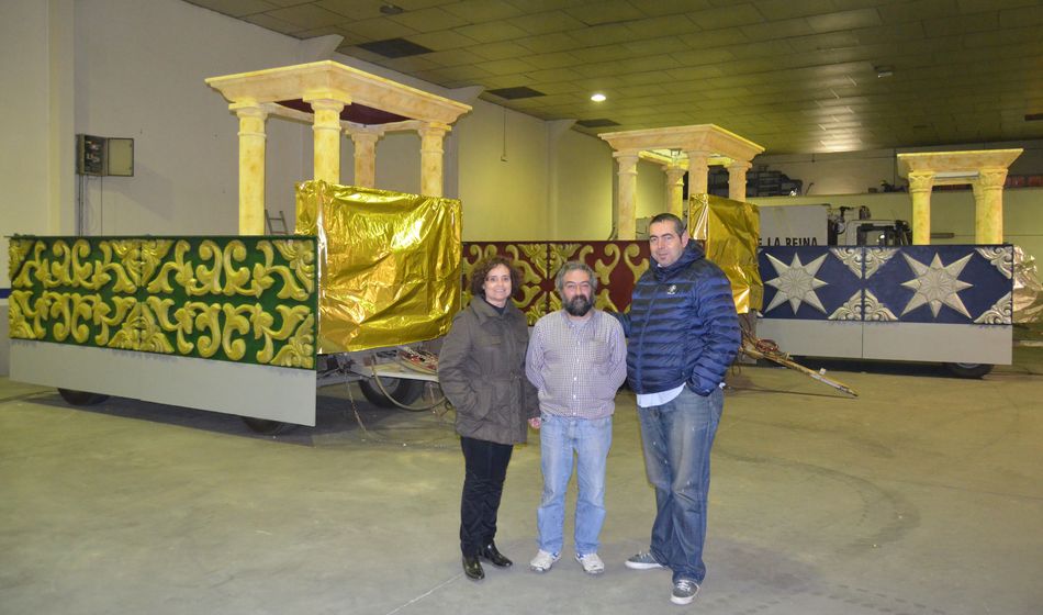 El artesano local Nisi, junto al alcalde en funciones, Miguel A. Pérez, y la edil de Cultura, Teresa Polo