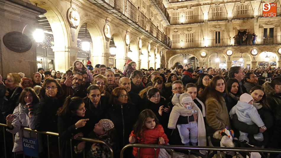 Los salmantinos esperan que salgan los Reyes en la Plaza Mayor el año pasado.
