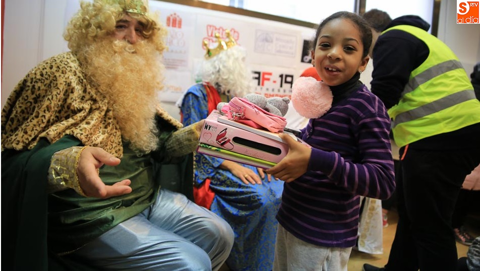 Los miembros de YMCA reciben la visita de los Magos de Oriente