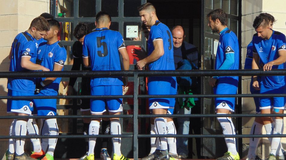 Zarate, en el centro, en su último partido con el Salmantino UDS en Cebreros.