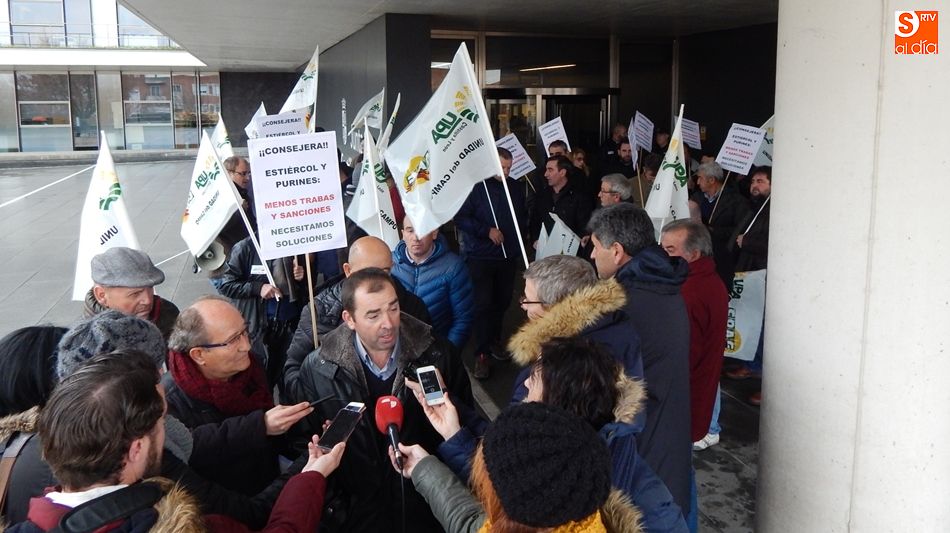 Representantes de UPA y COAG, en la concentración de este viernes en Salamanca