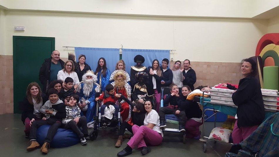 Los Reyes Magos llevan la alegría y la ilusión a las residencias y a los centros de Aspace de...