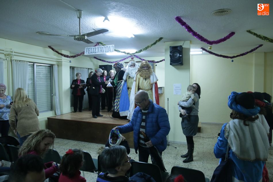 Su Majestades visitan el Hogar de Mayores de Pizarrales