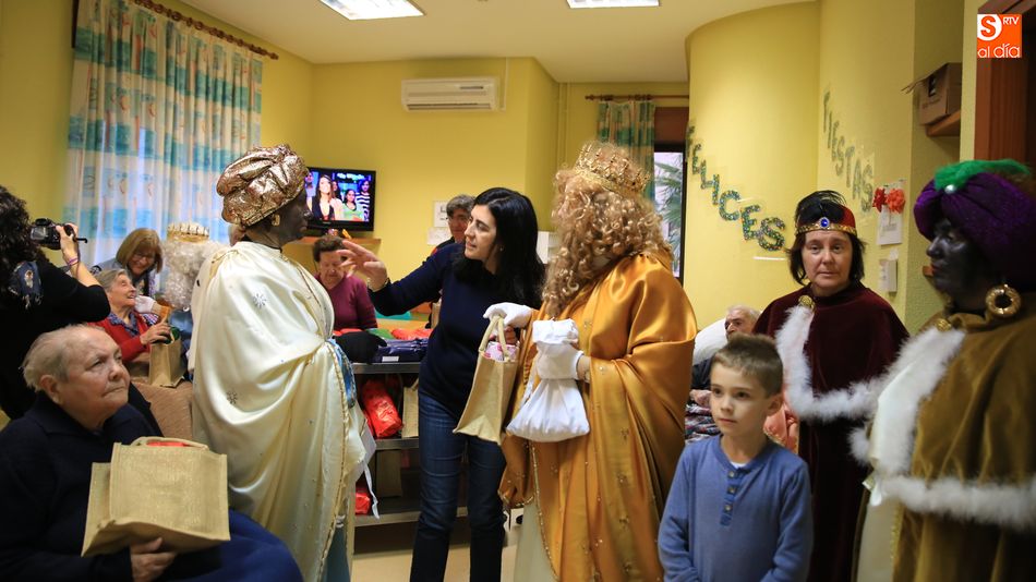 Reparto de regalos navideños en la Residencia Asistida Provincial  