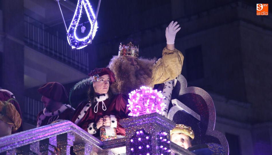 La Cabalgata de Reyes llena de magia e ilusión las calles de la capital pese a la lluvia