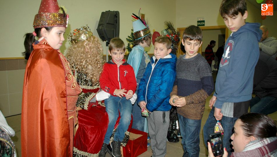 Los Reyes Magos recibieron a los niños de Villarino en el teleclub / FOTOS: SILVESTRE