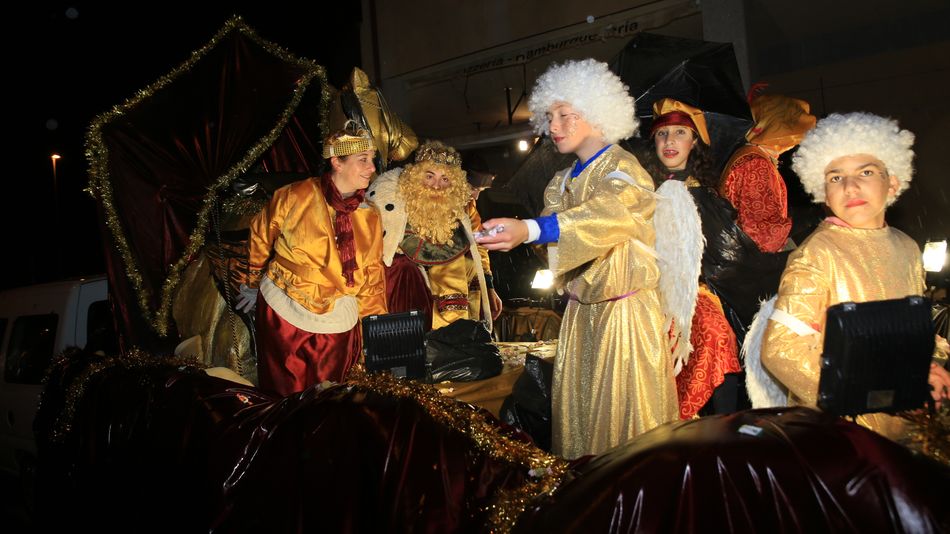 Melchor, Gaspar y Baltasar recorren las calles de Carbajosa a pesar de la lluvia