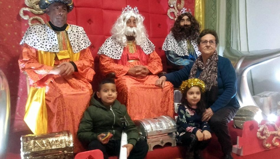 SS. MM. dejaron a los niños de La Zarza de Pumareda regalos y caramelos, también a los mayores